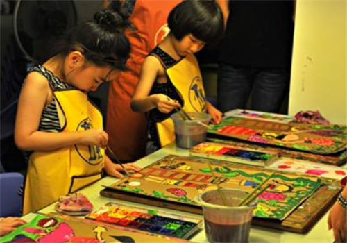 藍(lán)眼睛少兒美術(shù)館